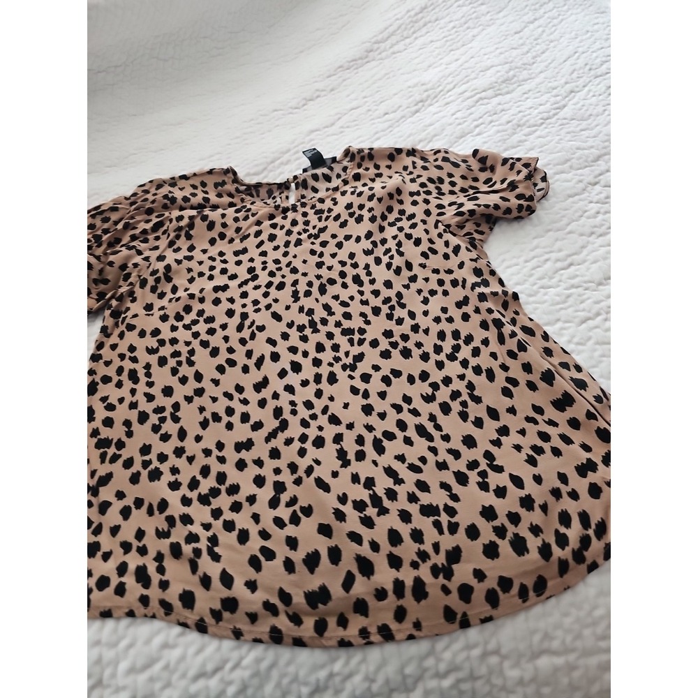 Forever 21 Blouse Women's Medium M Black‎ Brown Leopard Print Short Sleeves Top
